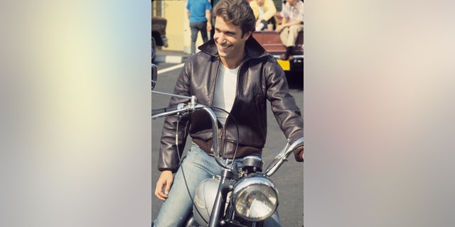 Henry Winkler stayed in character as "The Fonz" for a young fan eager to meet him.