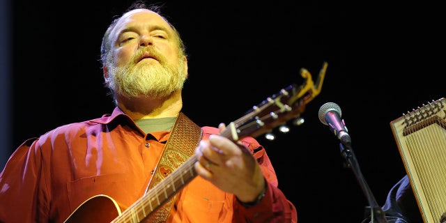 John Carter Cash, a successful singer/songwriter, is determined to keep his father's legacy alive.