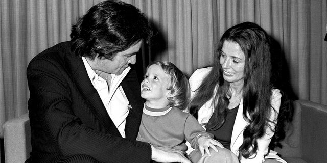 John Carter Cash, al centre, va descriure el seu pare Johnny Cash com un home de família devot que volia transmetre els ensenyaments de la Bíblia a la seva família.