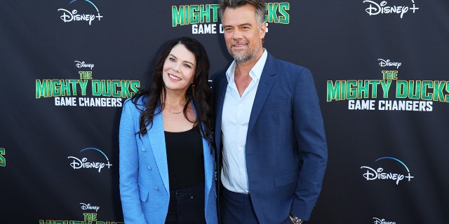 Lauren Graham and Josh Duhamel of the Mighty Ducks on the red carpet