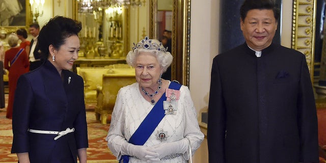 President of China Xi Jinping (R) and his wife Peng Liyuan (L) accompany Britain's Queen Elizabeth II as they arrive for a state banquet at Buckingham Palace on October 20, 2015, in London, England. The queen is seen wearing the sapphire tiara for the evening.