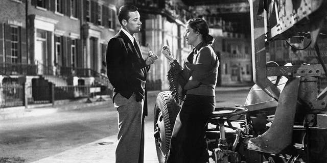 American actors William Holden (1918 - 1981) as Joe Gillis and Nancy Olson (later Livingston) as Betty Schaefer in "Sunset Boulevard", directed by Billy Wilder, 1950. 
