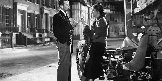 American actors William Holden (1918 - 1981) as Joe Gillis and Nancy Olson (later Livingston) as Betty Schaefer in "Sunset Boulevard", directed by Billy Wilder, 1950. 