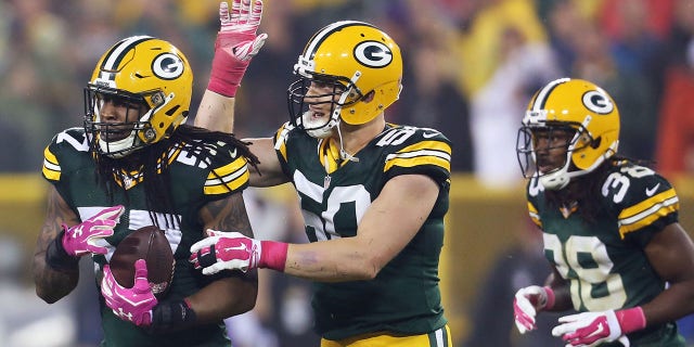 Jamari Lattimore #57 de Green Bay Packers celebra su intercepción con AJ Hawk #50 durante el segundo cuarto del partido de la NFL contra los Minnesota Vikings el 2 de octubre de 2014 en Lambeau Field en Green Bay, Wisconsin.  Los Packers vencieron a los Vikingos 42-10.