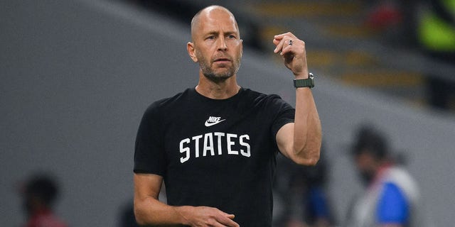 El entrenador de EE. UU. # 00 Gregg Berhalter grita instrucciones a sus jugadores desde la línea de banda durante el partido de fútbol del Grupo B de la Copa Mundial de Qatar 2022 entre EE. UU. Y Gales en el estadio Ahmad Bin Ali en Al-Rayyan, al oeste de Doha, el 21 de noviembre de 2022. 