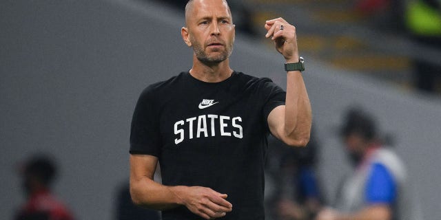 El entrenador de EE. UU. # 00 Gregg Berhalter grita instrucciones a sus jugadores desde la línea de banda durante el partido de fútbol del Grupo B de la Copa Mundial de Qatar 2022 entre EE. UU. Y Gales en el estadio Ahmad Bin Ali en Al-Rayyan, al oeste de Doha, el 21 de noviembre de 2022. 