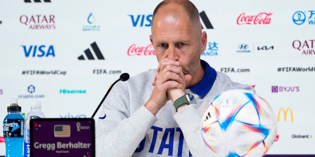 El entrenador en jefe Gregg Berhalter de los Estados Unidos asiste a una conferencia de prensa en la víspera del partido de fútbol de la Copa Mundial del Grupo B entre Irán y los Estados Unidos en Doha, Qatar, el lunes 28 de noviembre de 2022. 