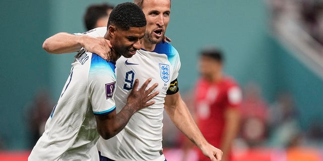L'inglese Marcus Rashford, a sinistra, si congratula con il compagno di squadra Harry Kane dopo aver segnato il quinto gol della sua squadra contro l'Iran durante la Coppa del mondo a Doha, in Qatar, lunedì 21 novembre 2022.