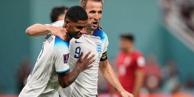 L'inglese Marcus Rashford, a sinistra, si congratula con il compagno di squadra Harry Kane dopo aver segnato il quinto gol della sua squadra contro l'Iran durante la Coppa del mondo a Doha, in Qatar, lunedì 21 novembre 2022.