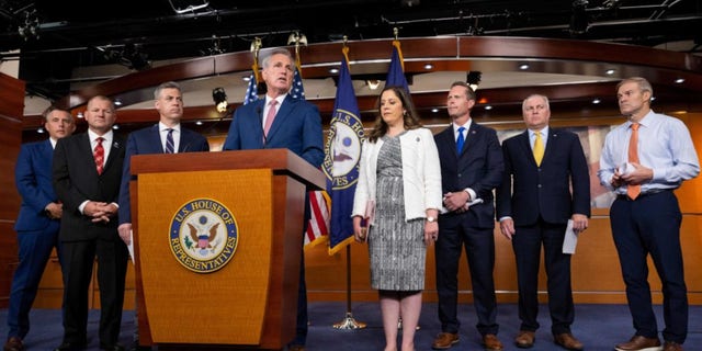 Le chef de la minorité à la Chambre, Kevin McCarthy, aux côtés des dirigeants de la Chambre républicaine, tient une conférence de presse à Capitol Hill à Washington, DC, le 9 juin 2022. 