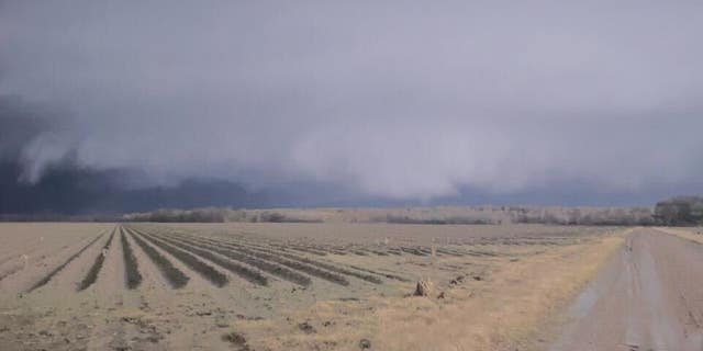 Nubes oscuras antes de un tornado sobre el monte de Luisiana.