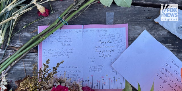 Скорбящие оставили записи на импровизированных мемориалах по всему городу и на территории кампуса в память о четырех убитых студентах Университета Айдахо.
