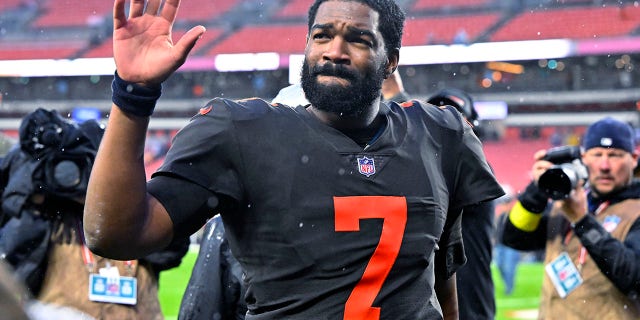 Cleveland Browns quarterback Jacoby Brissett walks off the field following the team's 23-17 overtime win over the Tampa Bay Buccaneers in Cleveland, Nov. 27, 2022.