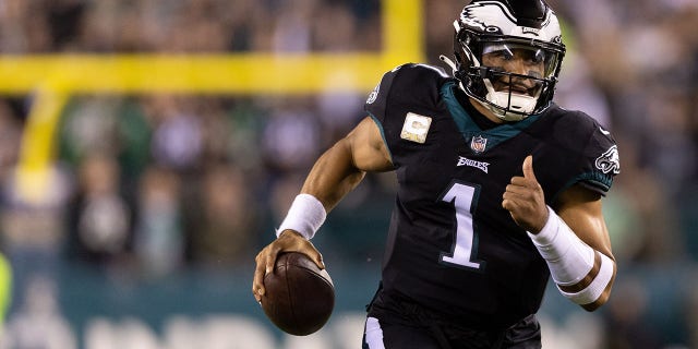 Philadelphia Eagles quarterback Jalen Hurts, #1, runs the ball against the Green Bay Packers at Lincoln Financial Field in Philadelphia on November 27, 2022.