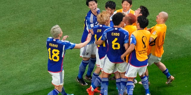 Takuma Asano de Japón celebra después de marcar un gol durante su partido de fútbol del Grupo E de la Copa Mundial contra Alemania en Doha, Qatar, el miércoles.