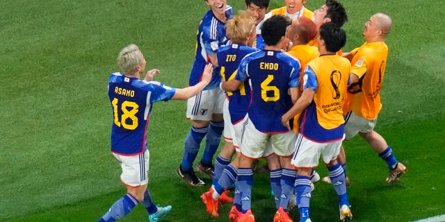 Takuma Asano de Japón celebra después de marcar un gol durante su partido de fútbol del Grupo E de la Copa Mundial contra Alemania en Doha, Qatar, el miércoles.