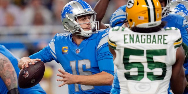 Lions hand Aaron Rodgers, Packers fifth straight loss 2 Detroit Lions quarterback Jared Goff (16) throws as Green Bay Packers linebacker Kingsley Enagbare (55) pressures during the second half, Nov. 6, 2022, in Detroit.