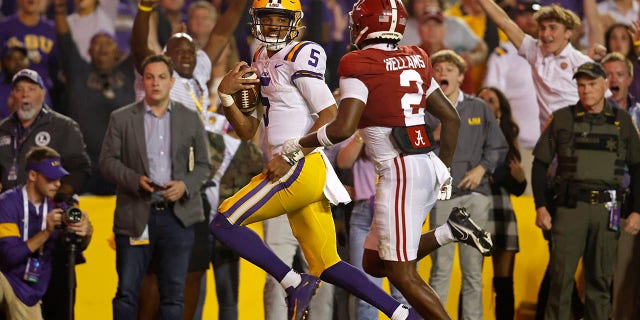 LSU fans' jubilation in closing moments of Alabama win registers on seismograph 1 LSU quarterback Jayden Daniels runs the ball past Alabama defensive back DeMarcco Hellams to score a two-point conversion during overtime in Baton Rouge, Louisiana, Saturday, Nov. 5, 2022.