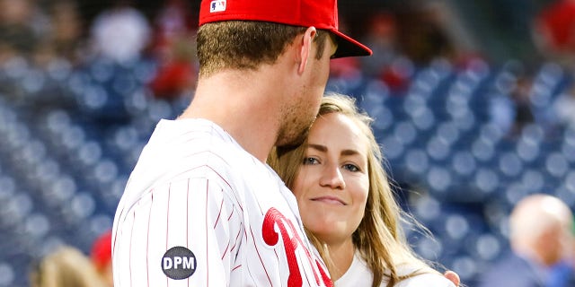 Rhys Hoskins de los Filis besa a su entonces prometida Jayme Bermúdez durante el partido de los Miami Marlins el 27 de septiembre de 2019 en el Citizens Bank Park de Filadelfia.