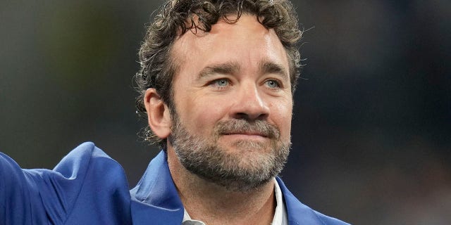 L'ancien joueur des Indianapolis Colts Jeff Saturday salue la foule lors d'une soirée d'intronisation Ring of Honor pour Tariq Glenn le dimanche 30 octobre 2022, lors d'un match contre les Washington Leaders des Indianapolis Colts au Lucas Oil Stadium à Indianapolis.