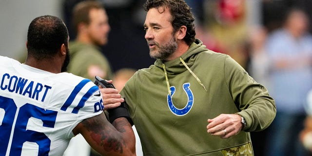 L'entraîneur-chef par intérim des Indianapolis Colts, Jeff Saturday, accueille le plaqueur défensif Byron Cowart avant un match de football de la NFL contre les Las Vegas Raiders à Las Vegas, le dimanche 13 novembre 2022. 