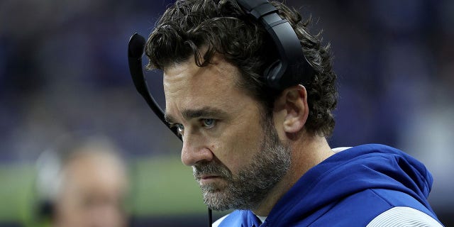 El entrenador en jefe de los Indianapolis Colts, Jeff Saturday, mira contra los Pittsburgh Steelers durante el primer cuarto del juego en el Lucas Oil Stadium el 28 de noviembre de 2022 en Indianápolis, Indiana. 