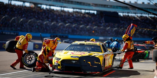 Joey Logano, #22 Shell Pennzoil Fordi juht, boksib NASCAR Cup Series meistrivõistluste ajal Phoenix Racewayl 06. novembril 2022 Avondale'is, Arizonas.