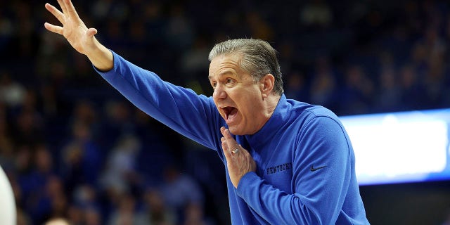 El entrenador en jefe de Kentucky, John Calipari, lidera a su equipo durante la segunda mitad de un partido de baloncesto universitario de la NCAA contra el norte de Florida en Lexington, Ky., el miércoles 23 de noviembre de 2022.