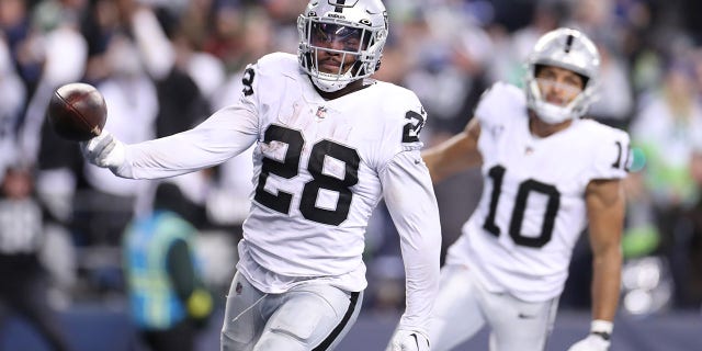 Josh Jacobs #28 de Las Vegas Raiders celebra después de anotar un touchdown en tiempo extra para vencer a los Seattle Seahawks 40-34 en el Lumen Field el 27 de noviembre de 2022 en Seattle, Washington.