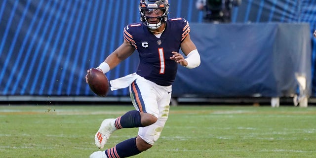 El mariscal de campo de los Chicago Bears, Justin Fields, cabecea el balón durante la segunda mitad de un partido contra los Miami Dolphins, el 6 de noviembre de 2022, en Chicago. 