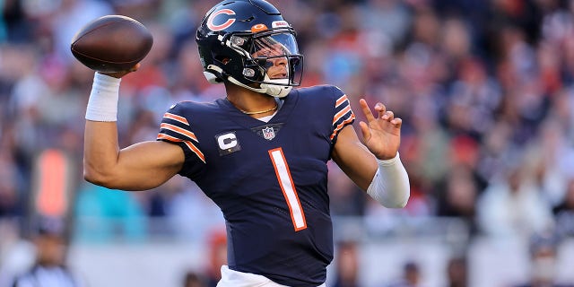 Justin Fields, Chicago Bearsi esinumber, viskab neljandal veerandajal söötu 6. novembril 2022 Chicagos Soldier Fieldis peetud mängus Miami Dolphinsi vastu.