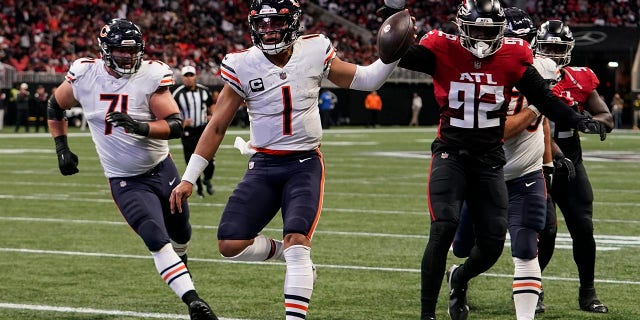 El mariscal de campo de los Chicago Bears, Justin Fields (1), corre hacia la zona de anotación para anotar contra los Atlanta Falcons durante la primera mitad de un partido de fútbol americano de la NFL, el domingo 20 de noviembre de 2022, en Atlanta. 