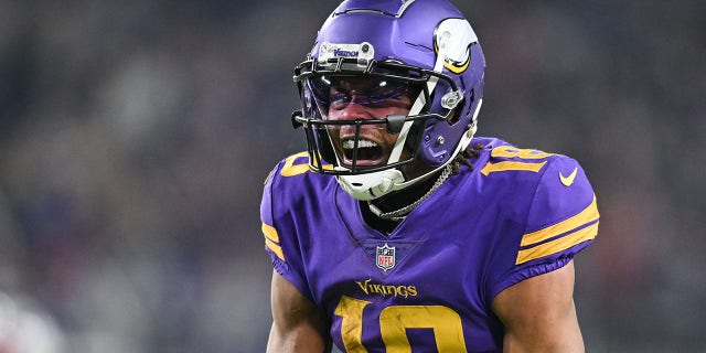 El receptor abierto de los Minnesota Vikings, Justin Jefferson, No. 18, reacciona después de una atrapada contra los New England Patriots durante el último cuarto en el US Bank Stadium en Minneapolis el 24 de noviembre de 2022.