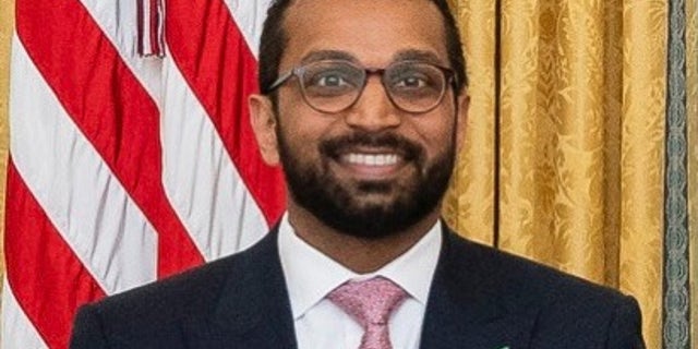 Kash Patel était l'enquêteur principal de l'enquête sur le Russiagate pour le House Permanent Select Committee on Intelligence.  Sous l'administration Trump, il a été chef de cabinet au ministère de la Défense et assistant adjoint du président, entre autres postes de direction de la sécurité nationale.  Il est chercheur principal au Center for Renewing America. 