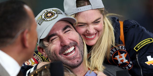 Justin Verlander de los Astros y su esposa Kate Upton celebran después de derrotar a los Filis de Filadelfia 4-1 para ganar la Serie Mundial en el Minute Maid Park el 5 de noviembre de 2022 en Houston, Texas.