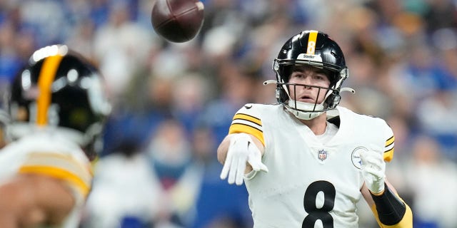 El mariscal de campo de los Steelers de Pittsburgh, Kenny Pickett (8), lanza durante la primera mitad de un partido de fútbol americano de la NFL contra los Colts de Indianápolis, el lunes 28 de noviembre de 2022, en Indianápolis.