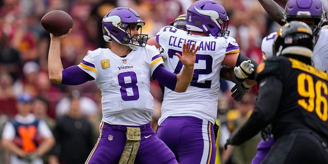 Minnesota Vikings quarterback Kirk Cousins ​​(8) throws the ball during the first half of an NFL football game against the Washington Commanders, Sunday, Nov. 6, 2022, in Landover, Maryland .