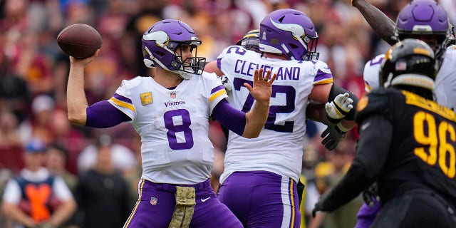 El mariscal de campo de los Minnesota Vikings, Kirk Cousins ​​​​(8), lanza el balón durante la primera mitad de un partido de fútbol americano de la NFL contra los Washington Commanders, el domingo 6 de noviembre de 2022, en Landover, NI, Maryland.