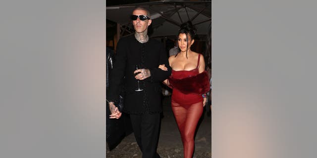 Travis Parker e Kourtney Kardashian foram flagrados em Portofino dias antes de seu casamento na Itália.