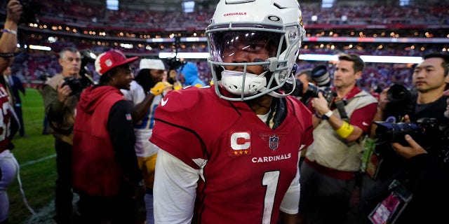 El mariscal de campo de los Cardinals de Arizona, Kyler Murray, #1, abandona el campo después de un partido de fútbol americano de la NFL contra los Chargers de Los Ángeles, el domingo 27 de noviembre de 2022, en Glendale, Arizona.