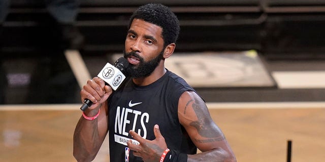 ARCHIVO - Kyrie Irving de los Nets de Brooklyn habla antes del partido de baloncesto de la NBA del equipo contra los Pelicans de Nueva Orleans, el miércoles 19 de octubre de 2022, en la ciudad de Nueva York.