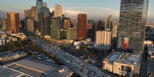 Los Angeles, CA - 28 settembre: Una veduta aerea dello skyline del centro di Los Angeles vista dall'area Pico-Union di Los Angeles al tramonto a Los Angeles, mercoledì 28 settembre 2022. 