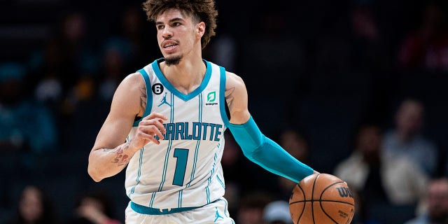 El escolta de los Charlotte Hornets, LaMelo Ball, patea el balón durante la primera mitad del partido de baloncesto de la NBA del equipo contra los Indiana Pacers en Charlotte, Carolina del Norte, el miércoles 16 de noviembre de 2022. 