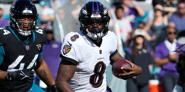Baltimore Ravens quarterback Lamar Jackson (8) runs the ball during the first half against the Jacksonville Jaguars on November 27, 2022 in Jacksonville, Florida.