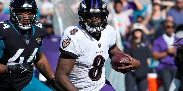 El mariscal de campo de los Baltimore Ravens, Lamar Jackson (8), dirige el balón durante la primera mitad contra los Jacksonville Jaguars, el 27 de noviembre de 2022, en Jacksonville, Florida.