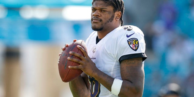 Lamar Jackson warms up