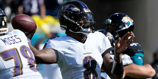 El mariscal de campo de los Baltimore Ravens, Lamar Jackson (8), pasa el balón durante la primera mitad contra los Jacksonville Jaguars el 27 de noviembre de 2022 en Jacksonville, Florida.