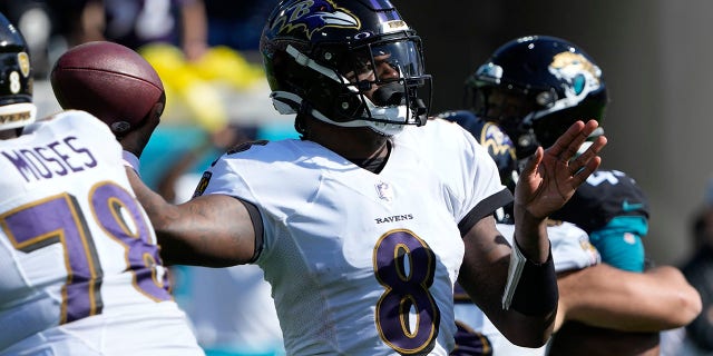 El mariscal de campo de los Baltimore Ravens, Lamar Jackson (8), pasa el balón durante la primera mitad contra los Jacksonville Jaguars el 27 de noviembre de 2022 en Jacksonville, Florida.