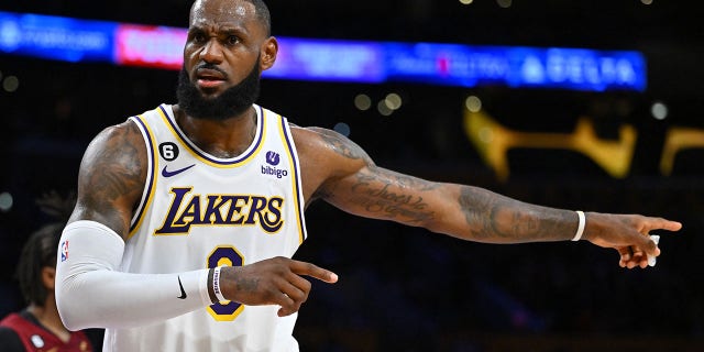 Los Angeles Lakers forward LeBron James defends his lawsuit after a first-half foul call against the Cleveland Cavaliers at the Crypto.com Arena in Los Angeles on Nov. 6, 2022.