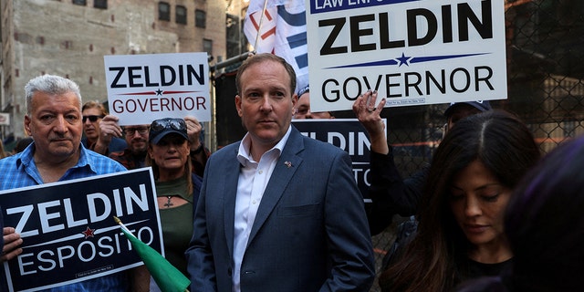 El congresista de Nueva York y candidato republicano a gobernador de Nueva York, Lee Zeldin, asiste al desfile del Día de Colón el 10 de octubre de 2022 en la ciudad de Nueva York, EE. UU.